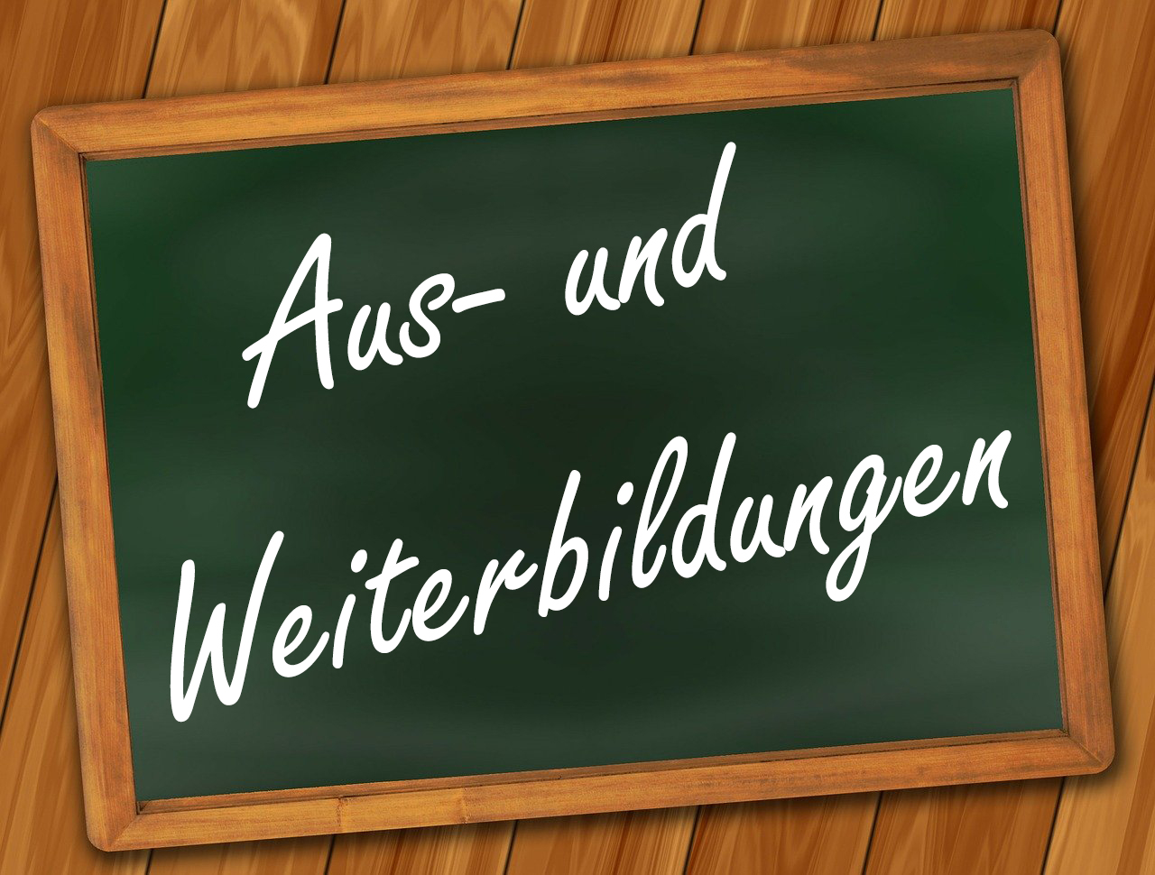 Schultafel mit Schriftzug Aus- und Weiterbildungen