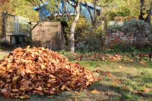 Herbstlicher Garten mit Laubhaufen. ©NABU/Eric Neuling