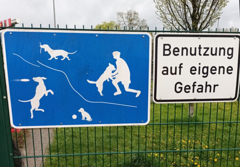 Beschilderung Hundeauslauffläche an der Autobahn