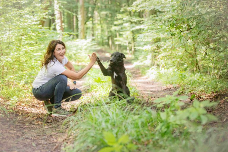 Daniela Vadehra mit Hund im Wald