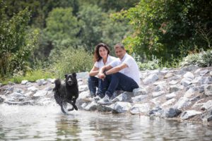 Daniela und Anil Vadehra mit Hind am Wasser