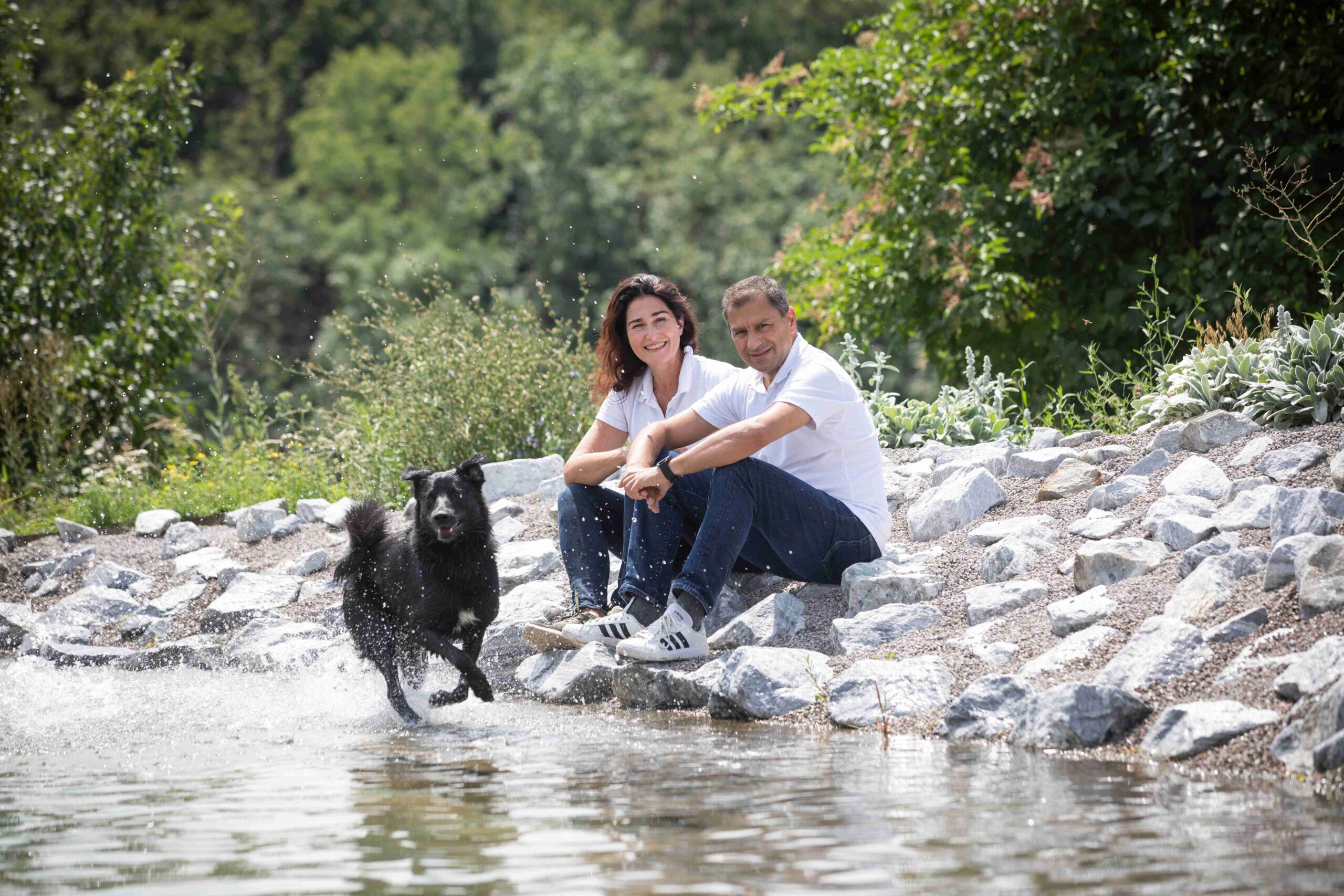 Daniela und Anil Vadehra mit Hind am Wasser